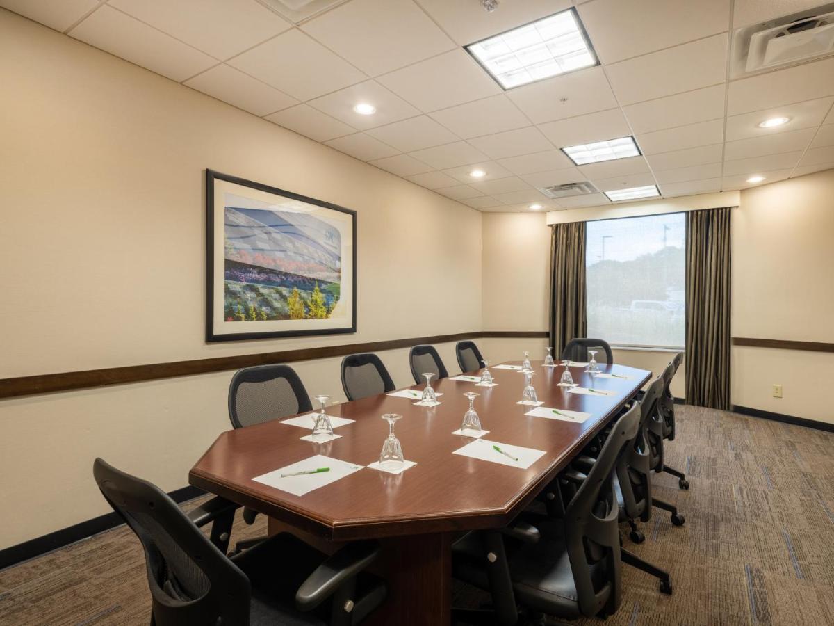 Holiday Inn Greensboro Coliseum By Ihg Buitenkant foto